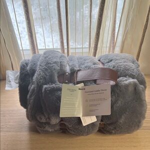 Oversized Cuddle Throw in Soft Gray